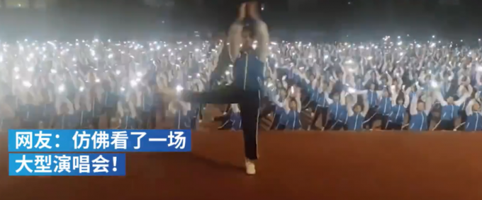 |新生军训汇演动作流畅像动画，头顶方块组成坦克、飞机等图像