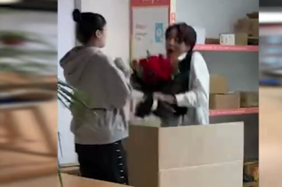 |男生藏快递箱求婚被他人错拆，惊喜差点给错了人