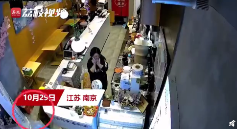 |野猪窜进商场奶茶店跃一米高台跑出，网友：还好女店员反应快