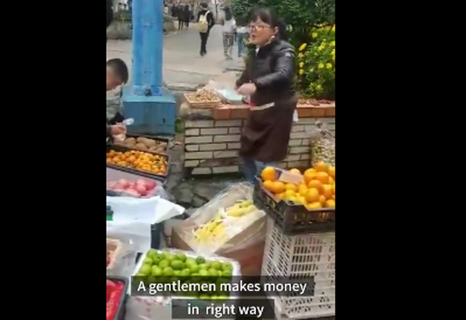 |卖水果大姐和大学生飙英语交流，网友：自愧不如