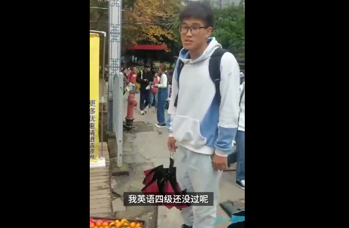 |卖水果大姐和大学生飙英语交流，网友：自愧不如