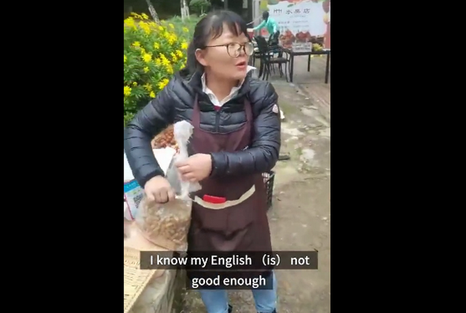 |卖水果大姐和大学生飙英语交流，网友：自愧不如