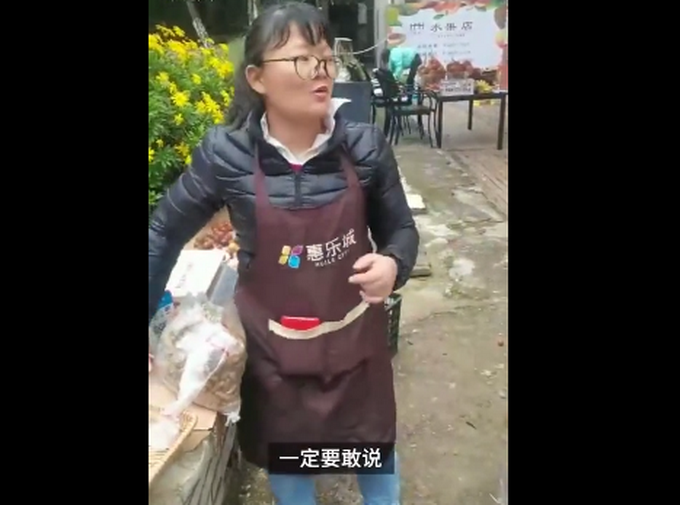 |卖水果大姐和大学生飙英语交流，网友：自愧不如