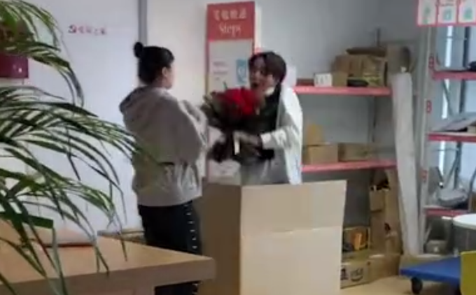 搞笑|男生藏快递箱求婚被他人错拆，过程太戏剧性了！