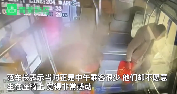 感动|郑州四位农民工怕弄脏椅子坐地上被司机请回，这一幕太暖了！