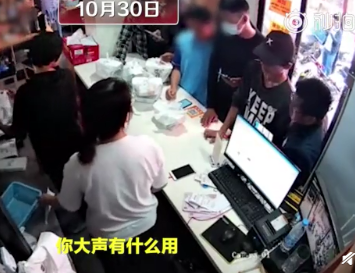 |网传外卖员等餐崩溃砸东西遭店家殴打，网友：成年人的崩溃就在一瞬间