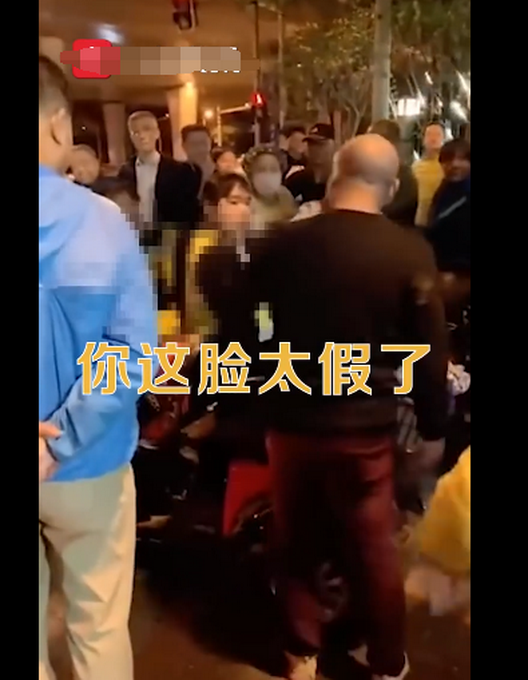 推荐|两男子冒充警察被市民围堵揭穿，大爷实力嘲讽：我戴个帽子都比你像