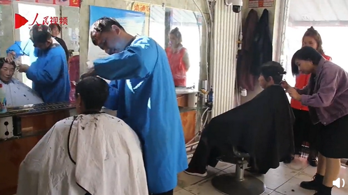 |夫妇为孤寡老人免费理发27年：只要身体允许会一直坚持下去