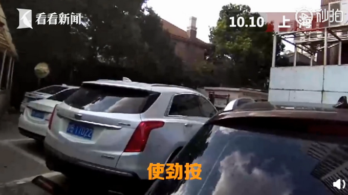 推荐|“使劲按！”2岁女童反锁车内在引导下成功自救，民警：自己救了自己一命