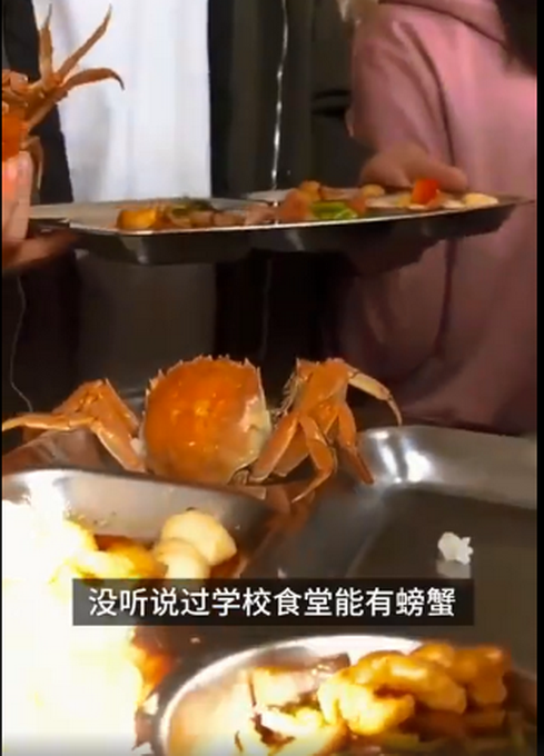 |羡慕！中学食堂买千只螃蟹宴请师生，老师：希望在学习上也能横着走