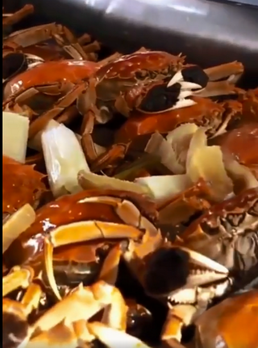 |羡慕！中学食堂买千只螃蟹宴请师生，老师：希望在学习上也能横着走