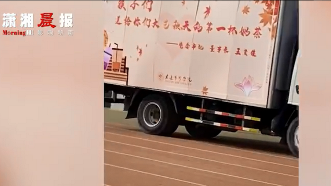 |羡慕！中学食堂买千只螃蟹宴请师生，老师：希望在学习上也能横着走