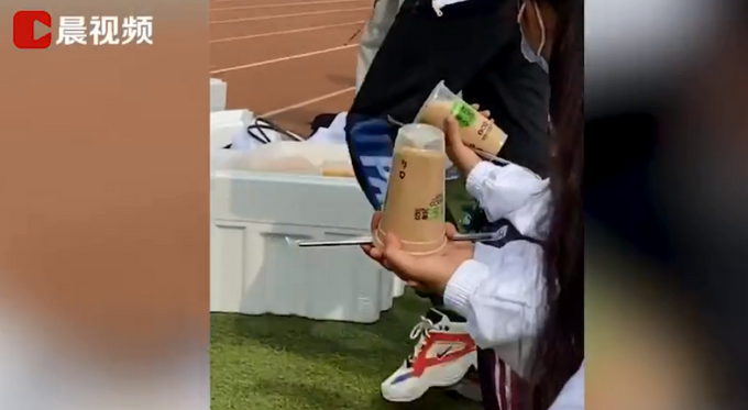 |羡慕！中学食堂买千只螃蟹宴请师生，老师：希望在学习上也能横着走