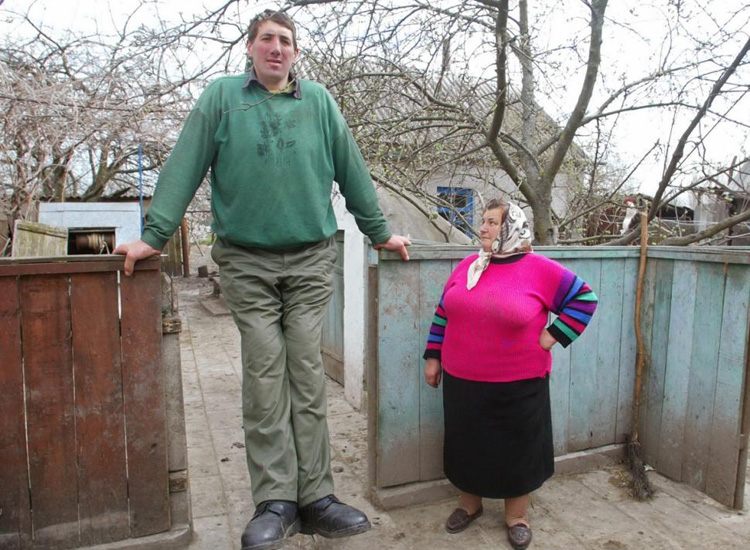 "世界第一高人"乌克兰男子去世 身高2.57米一辈子未婚