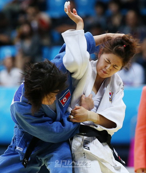 仁川亚运会最尴尬一幕:朝鲜致韩国柔道女选手露bra