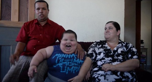 巴西3岁男孩重70公斤胖得走不动 体重每月增加27公斤