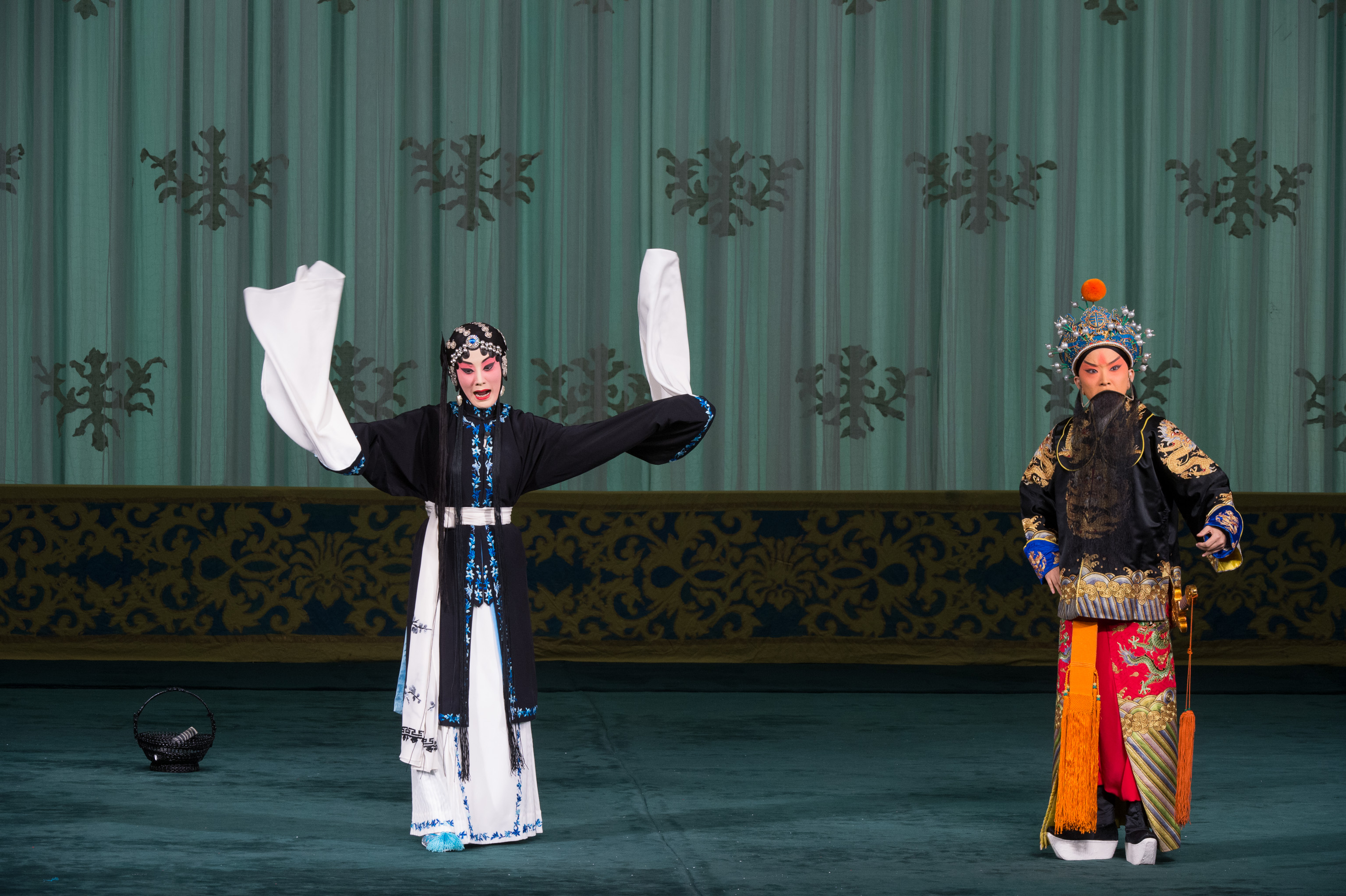 薛平贵,戏迷们也是望眼欲穿才终于盼到这出千载难逢的张,瑜版"武家坡"