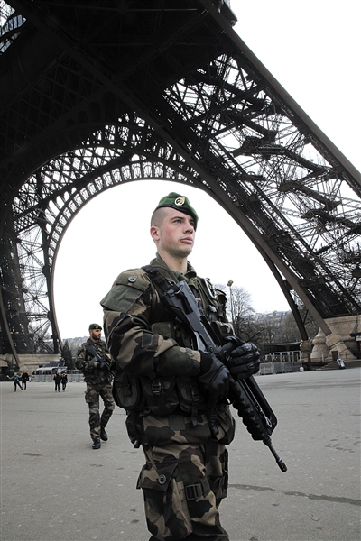 法国士兵在埃菲尔铁塔下戒备,埃菲尔铁塔最近5年来多次受到虚假炸弹的