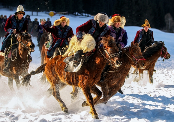以哈萨克族赛马,叼羊,姑娘追为代表的多民族歌舞,民族婚礼等传统民俗