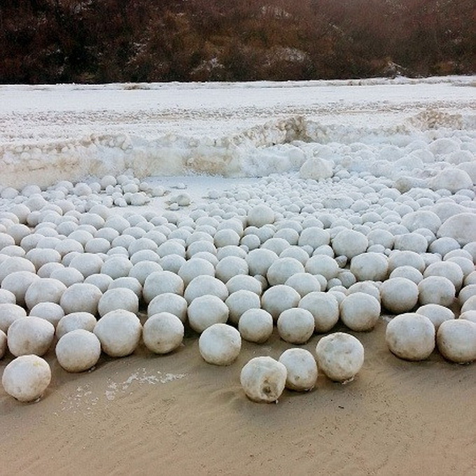 俄海岸现大量雪球 网友:这只是神奇大自然的冰球一角