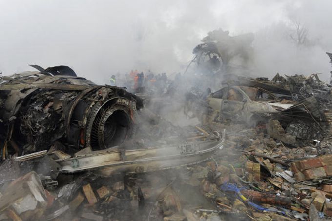 1月16日,在吉尔吉斯斯坦比什凯克附近的达察苏村拍摄的货运飞机坠毁