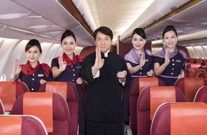 香港航空全球代言人成龙与香港航空同样懂得中国武术咏春的空中服务员