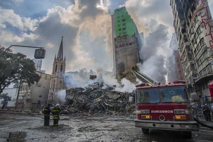 巴西高楼起火坍塌致1人死亡3人失踪 该建筑曾被流浪者占据
