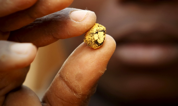 云南一施工隧道村民疑似挖出金矿 官方:矿石正鉴定