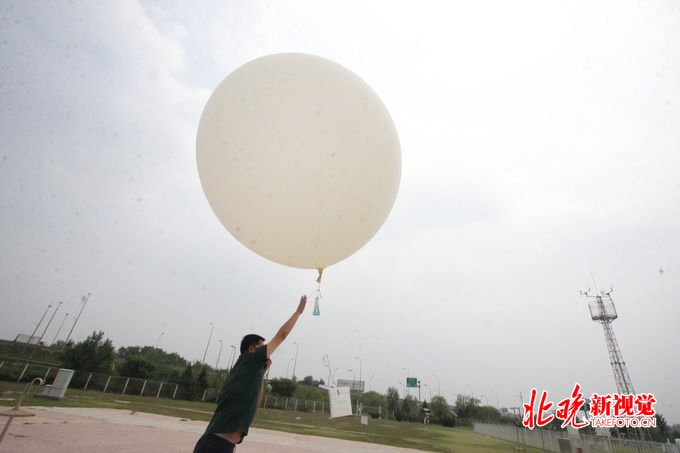 杨继国放飞探空气球