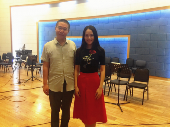 作曲家朝乐蒙与青年歌唱家龚爽在录制歌曲
