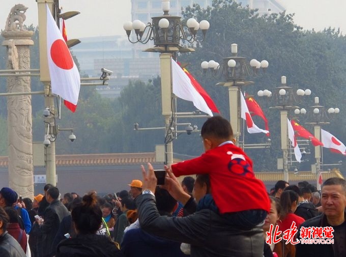 中国人挂日本国旗图片