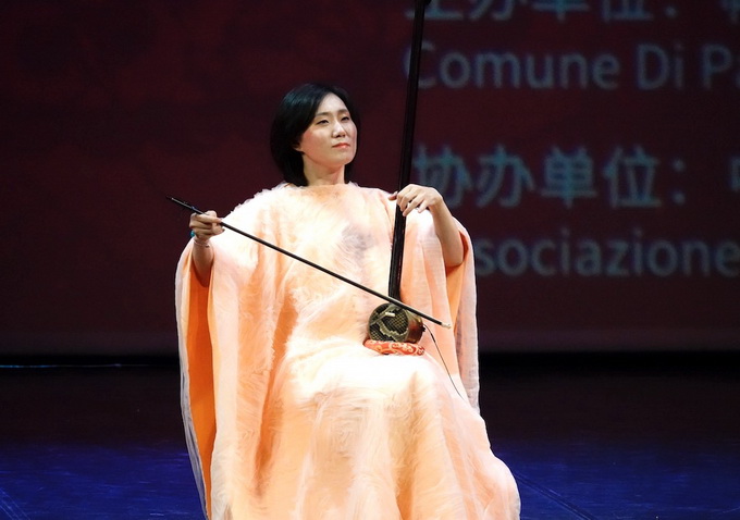 雷琴演奏家张朋应邀独奏《霸王别姬》,西安代表团以歌舞,礼仪,器乐等