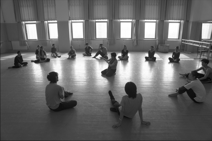 北京舞蹈学院创意学院院长万素授课,台下学生劲头十足