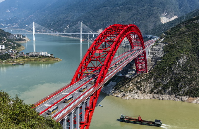 紧张建设,世界最大跨度推力式拱桥——秭归长江大桥27日正式建成通车