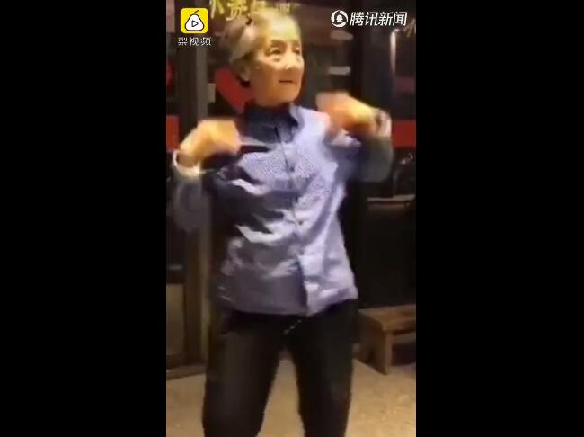 视频截图讲真奶奶这舞蹈水准不输女团偶像从节奏掌控,表情管理到柔韧